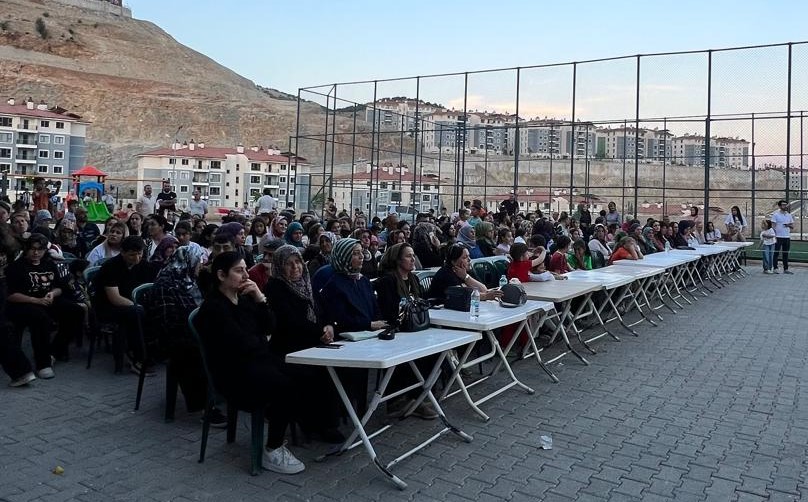 OKULUN YILSONU PROGRAMINDA ANNELER YARIŞTI