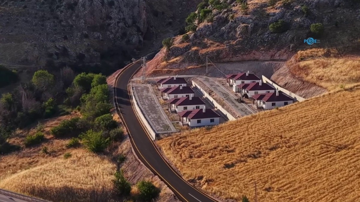 Kahta Kavaklı Köyü’nde sıcak asfalt çalışmaları sürüyor - Videolu Haber